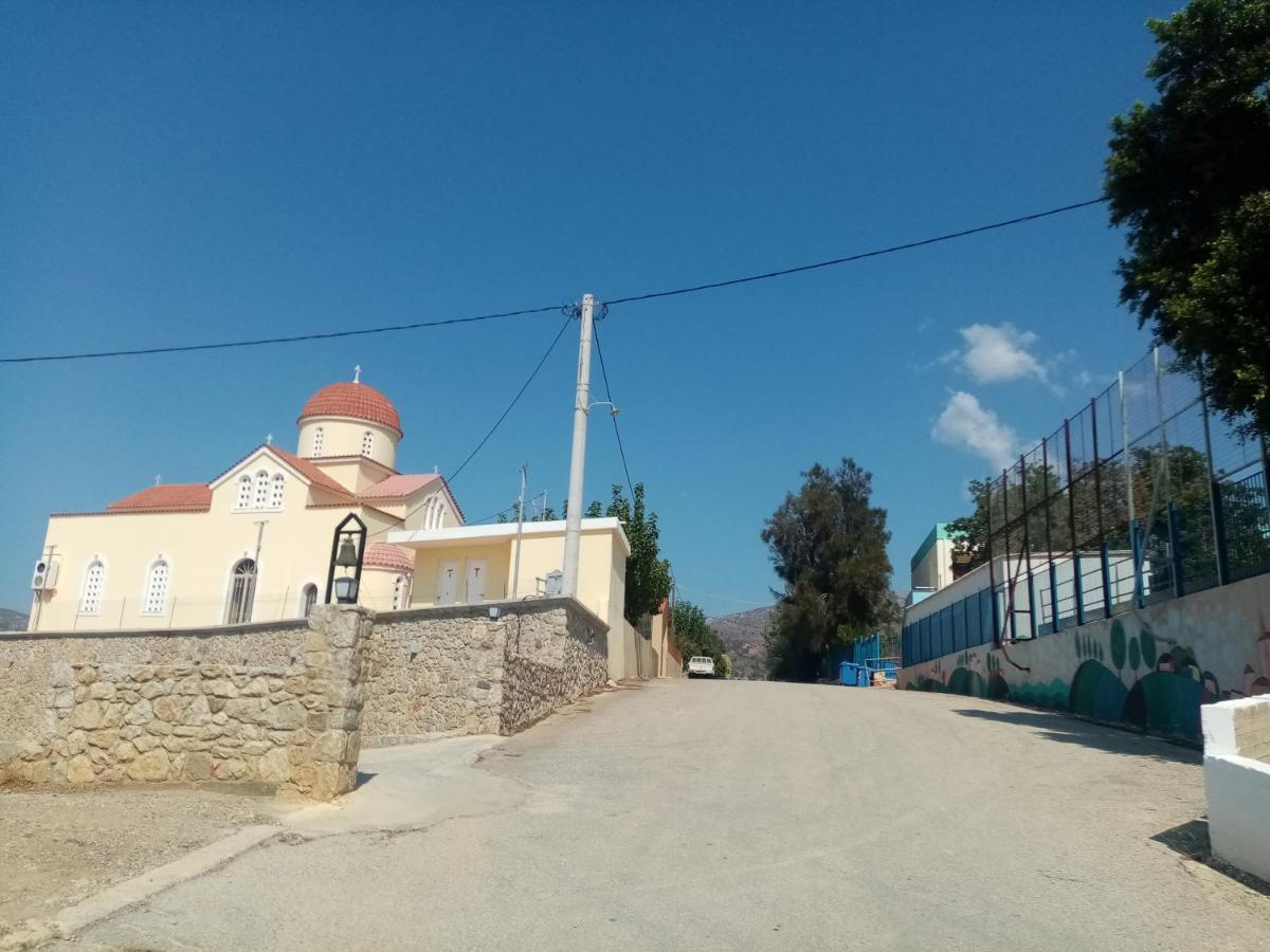 Vine Veranda Palaiochora Bagian luar foto